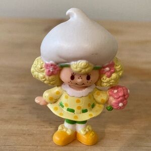 Strawberry Shortcake Lemon Meringue with/Boutique of Flowers Miniature